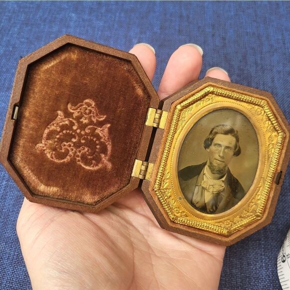 Very old union photo case with ruby ambrotype photograph & 1854 patent - Picture 11 of 16